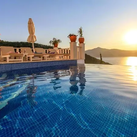 Vila Ketchy , Sleeps 12 , Heatable Infinity Pool , Wifi , Sunset In